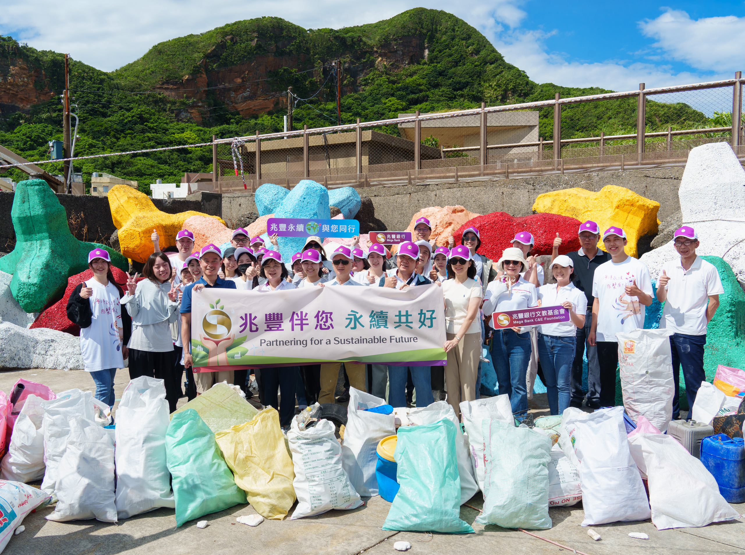 推動海洋永續，放流抱卵母蟹6000隻，共240億顆卵