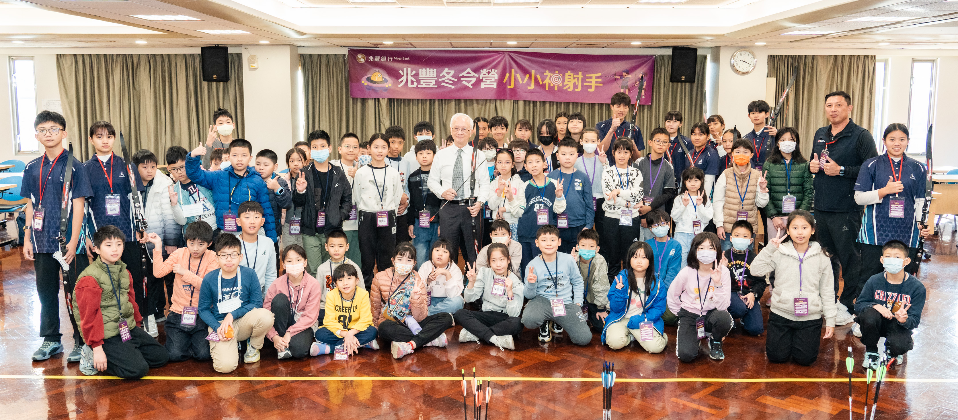 圖說：兆豐銀行暨兆豐銀行文教基金會董事長董瑞斌出席「兆豐冬令營 小小神射手」活動，與玉里國中射箭隊選手及參與同學合影留念。